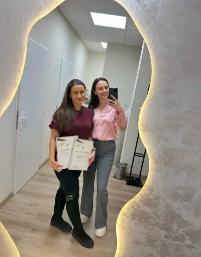 Student with her certificate at the eyelash extension course