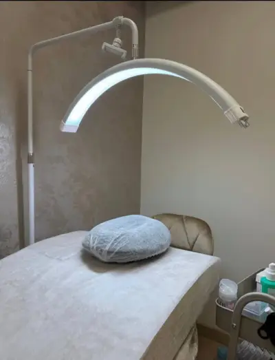 Kozmetické lôžko s lampou