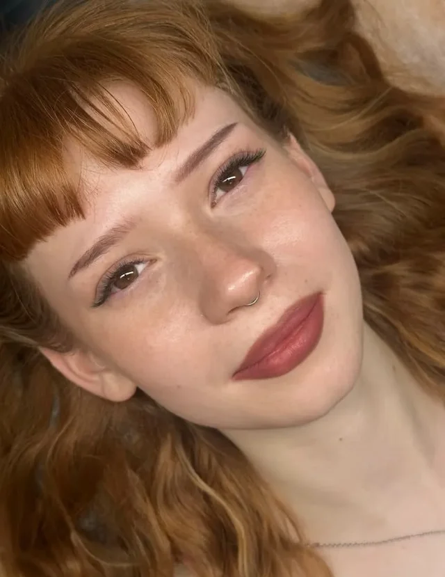 Klientka s prirodzene pôsobiacimi umelými mihalnicami od Alexa Lashes